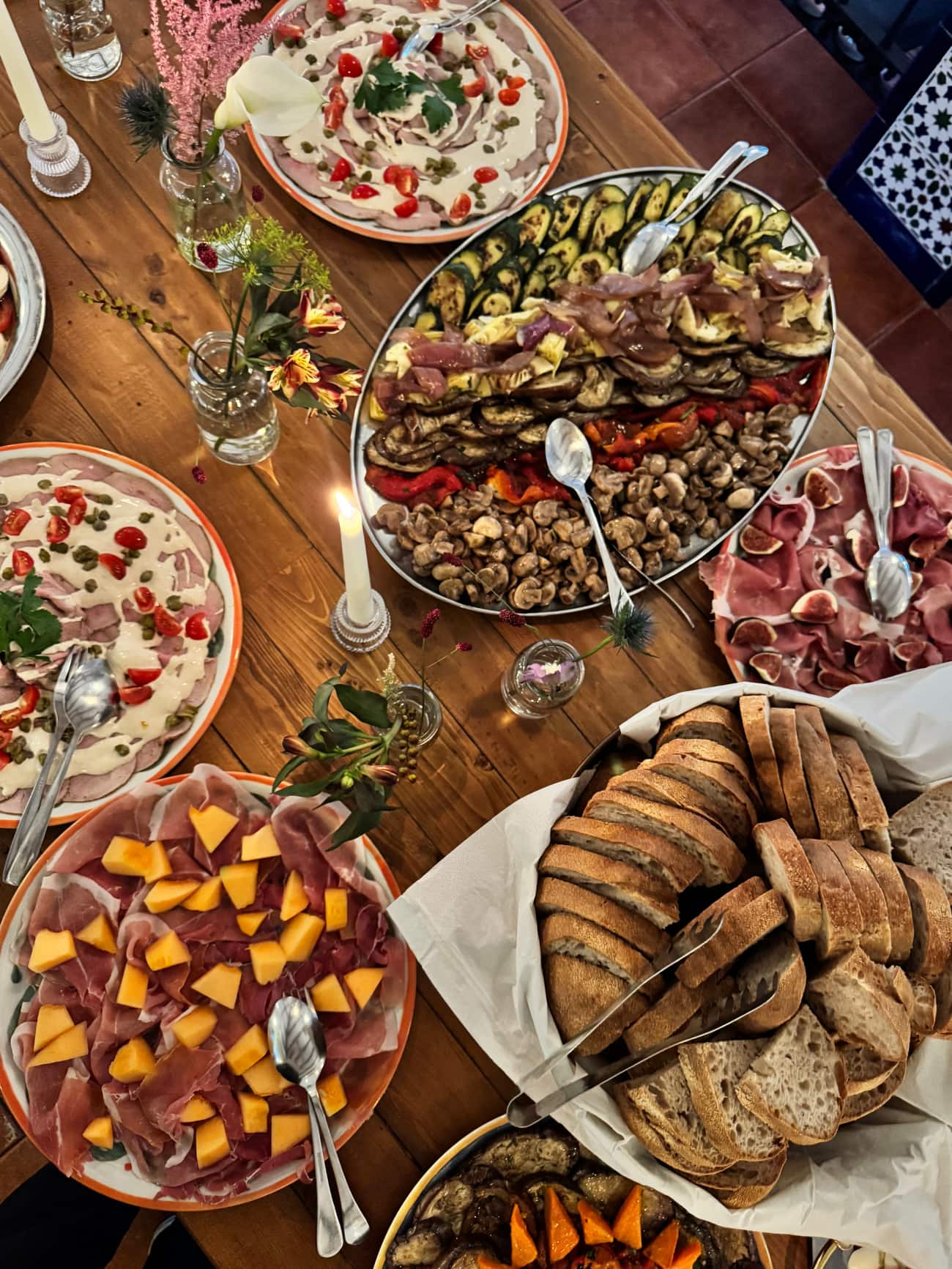 Antipasti-Buffet auf Holztisch