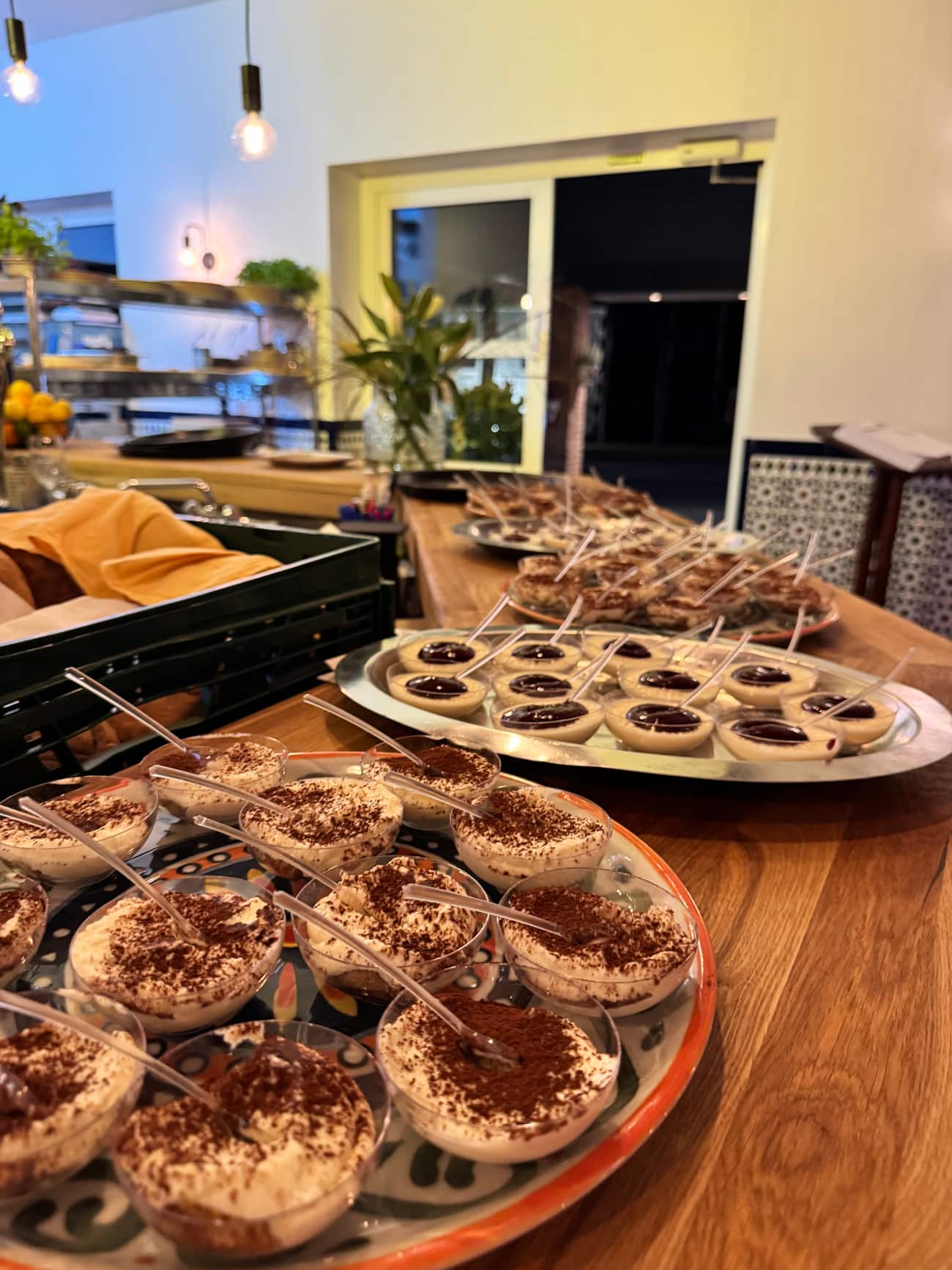 Hausgemachte Tiramisù-Portionen für ein Catering angerichtet
