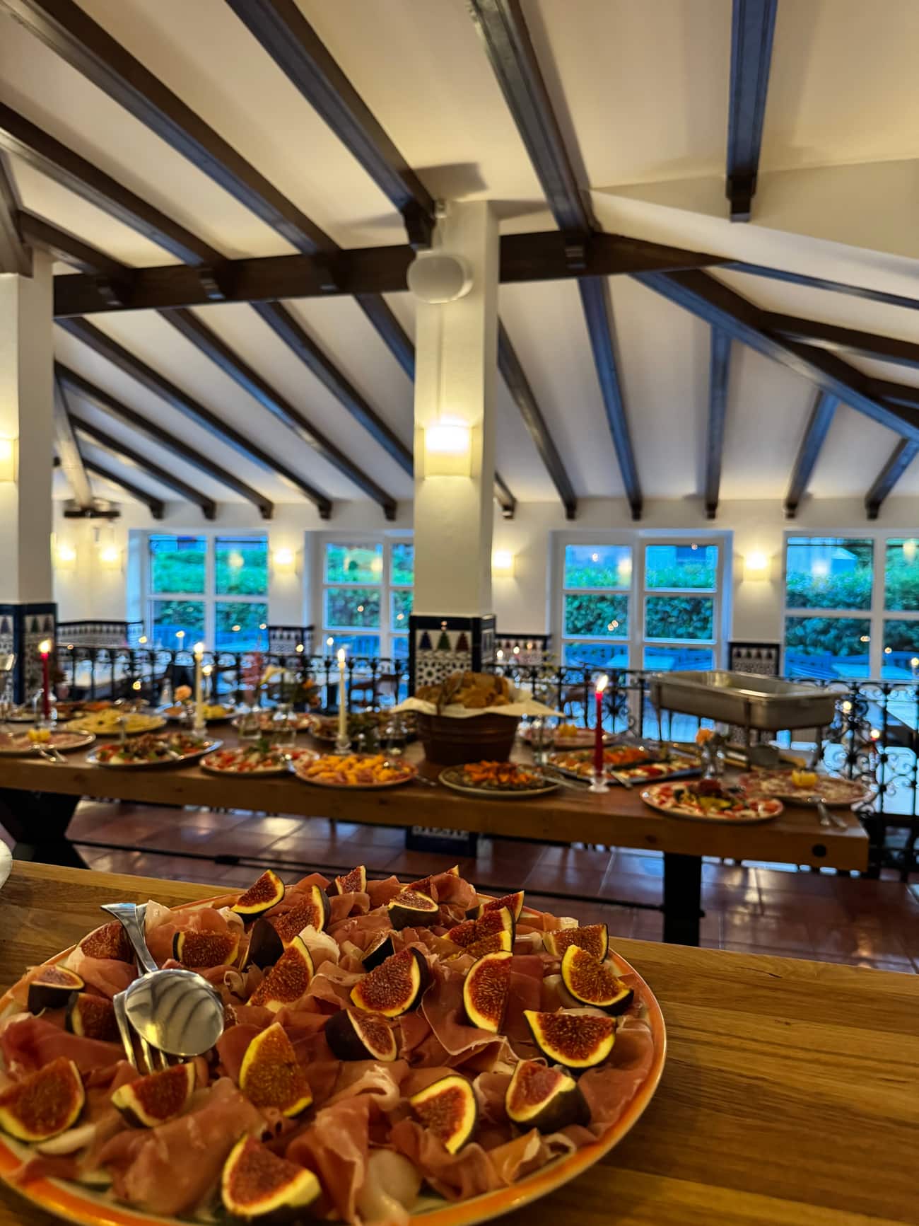 Festlich vorbereiteter Gastraum der Piazza Italiana mit Buffet-Tafeln